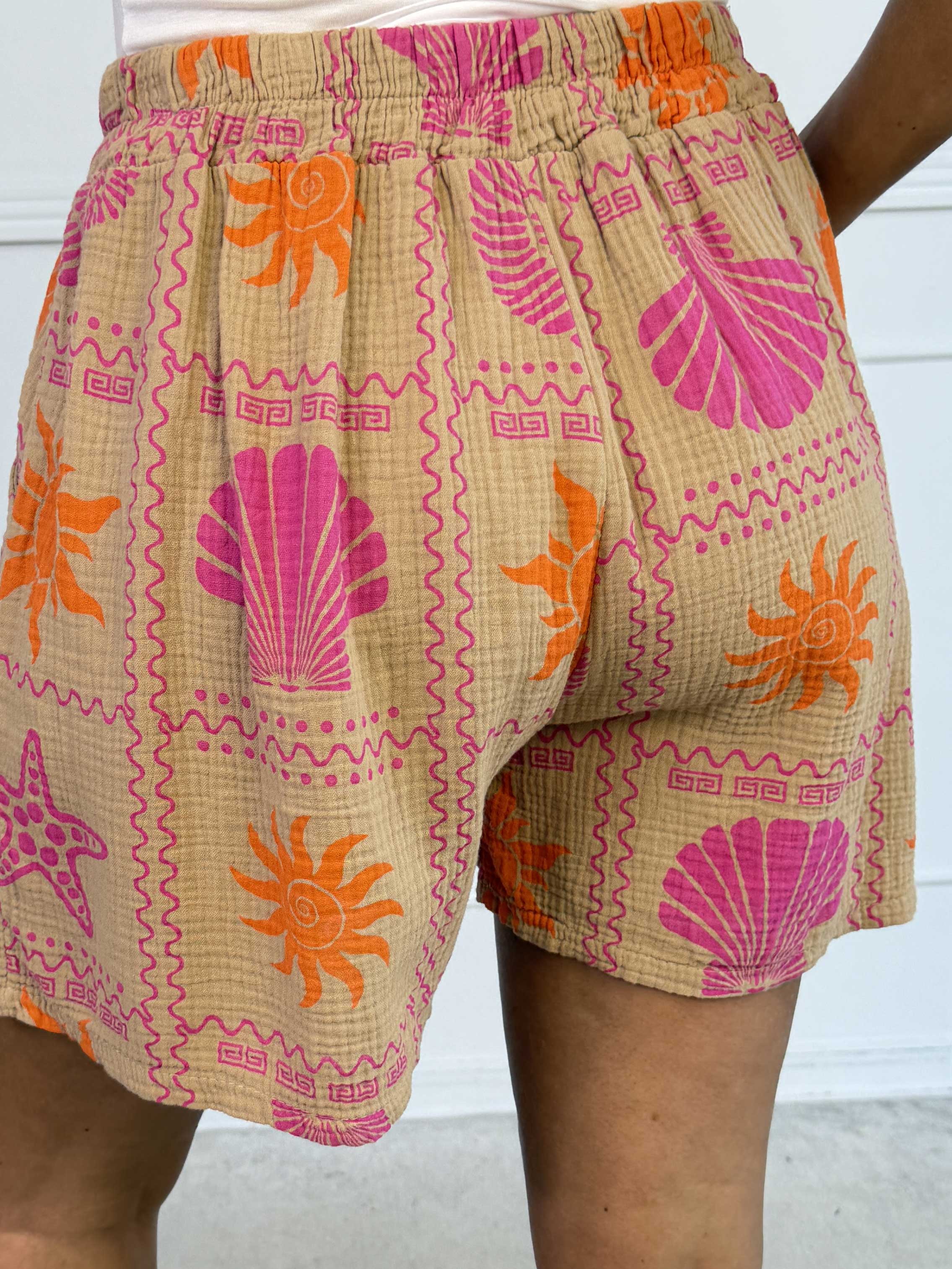 Stevie Summer - Plus size shorts i bomulds musselin-stof med sommermotiver